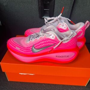 Size 5.5 - Nike Vomero Plus Hyper Pink W